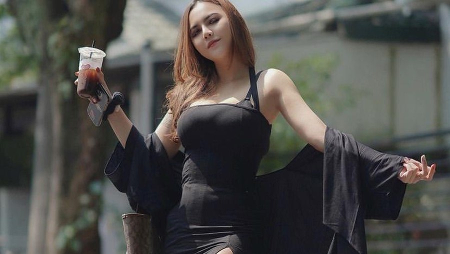 Cantik dan Seksi, Gaya Pedangdut Ratu Rizky Nabila Saat Kulineran