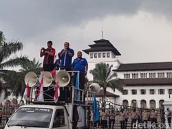 Massa Buruh Demo di Gedung Sate Bandung Tuntut UMK Naik 10 Persen