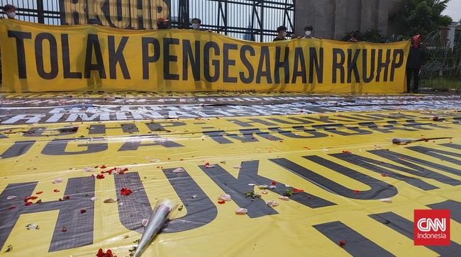 Koalisi Sipil Gelar Aksi Tabur Bunga Tolak RKUHP di DPR Koalisi masyarakat sipil yang tergabung dalam Aliansi Nasional Reformasi RKUHP menggelar aksi tabur bunga di depan kompleks parlemen DPR/MPR