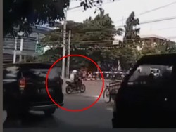 Detik-detik Pemotor Tewas Tertabrak Kereta di Mangga Dua Jakpus