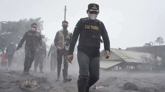 Bupati Lumajang Thoriqul Haq mengatakan sejumlah rumah di dusun Kajar Kuning, Desa Sumberwuluh  tertutup material debu Semeru setinggi 3 meter.