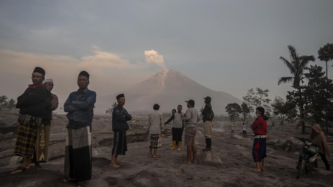 PPGA Semeru dalam laporannya mengatakan periode 5 Desemeber 2022 pukul 00.00-06.00 WIB terpantau satu kali awan panas guguran.
