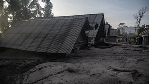 FOTO: Melihat dari Dekat Dusun yang Tertimbun Material Erupsi Semeru