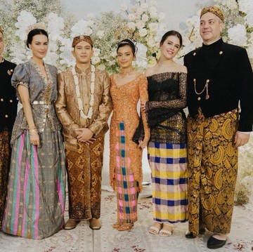 Gaya Kebaya Keluarga Artis Indonesia yang Menikah di 2022