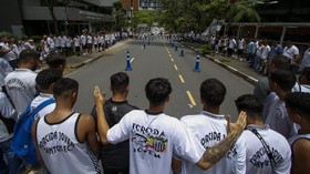 FOTO: Fans Pele Gelar Doa Bersama di Luar Rumah Sakit