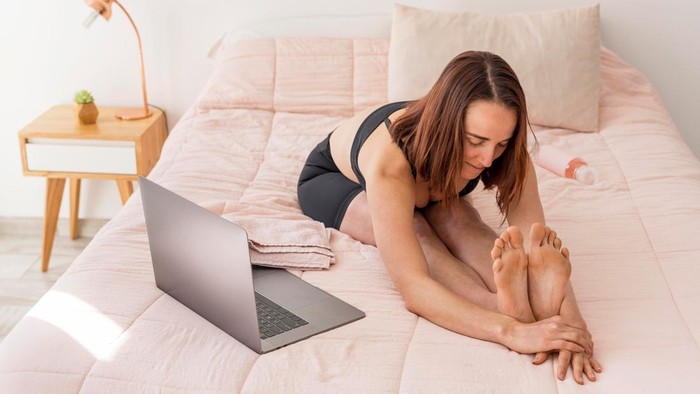 Gerakan olahraga di atas kasur yang cocok dilakukan untuk kecilkan perut dan paha/Freepik/freepik