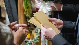 Gimana Aturan 'Angpau', yang Ditolak Jokowi di Nikahan Kaesang-Erina?