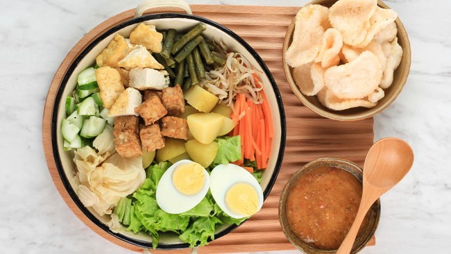 Tiga kuliner khas Indonesia masuk dalam daftar salad terlezat di dunia 2024 versi Taste Atlas di antaranya pecel, ketoprak, dan gado-gado.