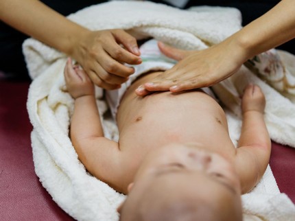 4 Teknik Memijat Bayi Sesuai dengan Kondisinya, Perhatikan Bun