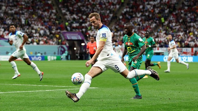 Duel Inggris vs Prancis di perempat final Piala Dunia 2022 bakal diwarnai pertarungan rekan setim di klub yang akan jadi musuh di Qatar.
