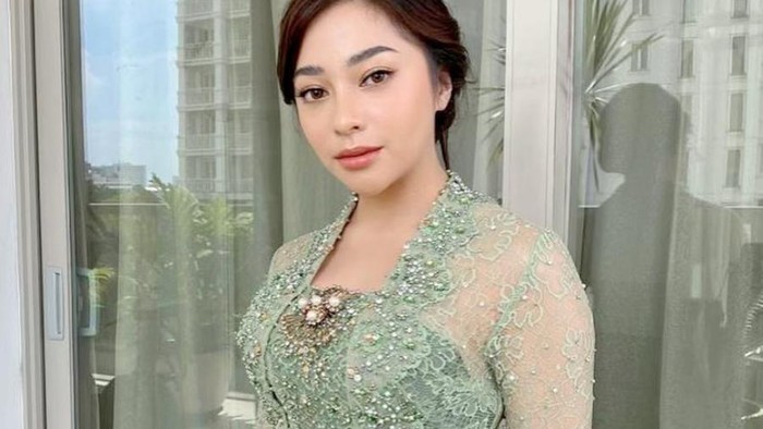 Inspirasi Busana Kebaya Kondangan Modern ala Nikita Willy