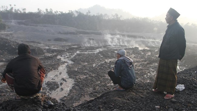 Sebanyak 470 jiwa di Dusun Sumberlangsep terisolir akibat lahar dingin Semeru yang menimbun Jembatan Limpas.