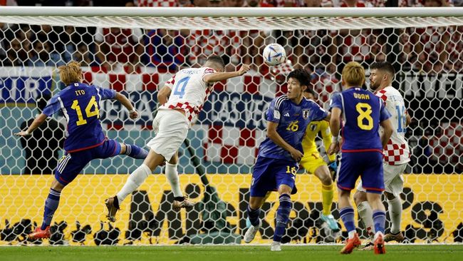 Perisic Cetak Gol Cantik, Jepang vs Kroasia Imbang 1-1 Pertandingan Jepang vs Kroasia pada 16 besar Piala Dunia 2022 di Stadion Al Janou imbang 1-1 memasuki menit ke-56 setelah Ivan Perisic mencetak gol cantik.