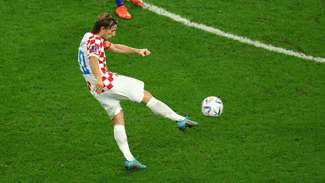Laga Kroasia vs Brasil di perempat final Piala Dunia 2022 juga jadi panggung pertempuran antara Luka Modric melawan Casemiro.