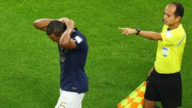 img-title Kontroversi Kounde Pakai Kalung Emas, Deschamps Ngamuk-ngamuk