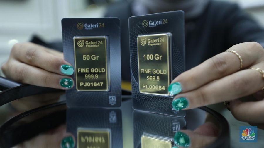 Karyawan menunjukkan emas Antam di gerai Galeri 24 Pegadaian di Jakarta, Senin (5/12/2022). Harga emas batangan di PT Pegadaian bergerak stagnan pada perdagangan hari ini, Senin (5/12/2022). Pegadaian sendiri menjual berbagai jenis emas, yaitu emas Antam, Antam Retro, Antam Batik, dan UBS. Ukurannya pun dijual beragam, mulai dari 0,5 gram hingga 1.000 gram. Pada perdagangan hari ini, harga emas Antam ukuran 1 gram dibanderol Rp 1.033.000. (CNBC Indonesia/Tri Susilo)