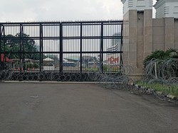 Jelang Demo Tolak RKUHP, Kawat Berduri Dipasang di Depan Gedung DPR