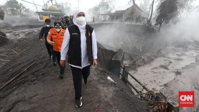 Dua jembatan yakni Jembatan Kajar Kuning dan Jembatan Gladak Perak terputus akibat erupsi Semeru.