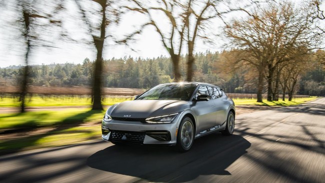 Kia EV6 GT-Line adalah mobil listrik baru di Indonesia yang dilego Rp1,29 miliar, SUV ini dirancang menggunakan platform sama seperti Hyundai Ioniq 5.