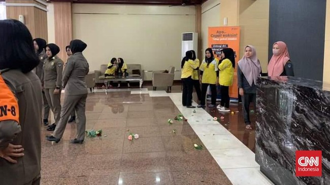 Pemerintah Provinsi Sulawesi Selatan melaporkan suporter PSM Makassar ke polisi karena melakukan perusakan di kantor gubernur.