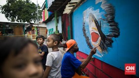 FOTO: Memulas Mural di Kawasan Padat Penduduk Kampung Bali Jakarta