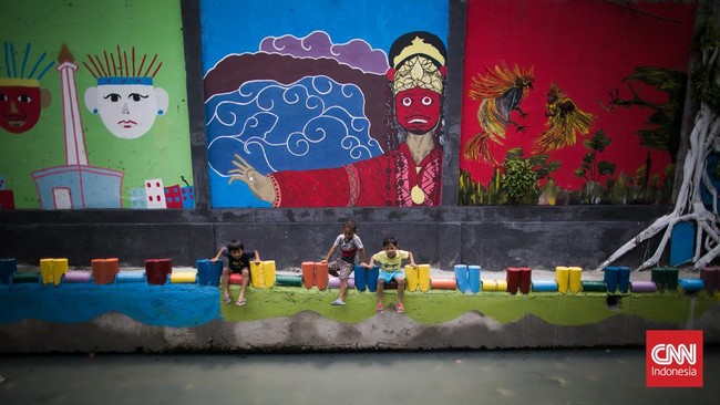 FOTO: Memulas Mural di Kawasan Padat Penduduk Kampung Bali Jakarta