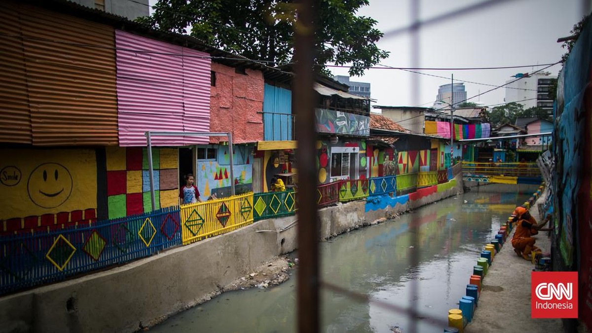 FOTO: Memulas Mural di Kawasan Padat Penduduk Kampung Bali Jakarta