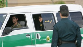 Iran Tutup Kantor E-commerce Gegara Karyawan Perempuan Tak Berhijab