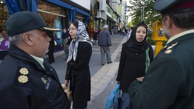 FOTO: Aksi Polisi Moral Iran Awasi Gerak-gerik Perempuan di Jalanan