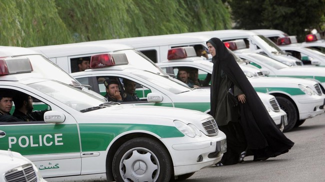 Iran baru-baru ini dikabarkan membubarkan unit polisi moral usai dua bulan lebih diprotes buntut kematian Mahsa Amini, bagaimana aturan wajib hijab di sana?