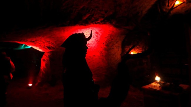 FOTO: Hukuman Anak Nakal di Gua Neraka Atraksi Mines of Hell