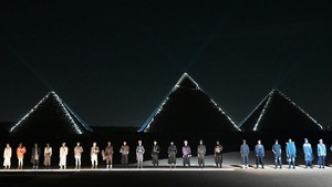 FOTO: Kala Dior Melebur Bersama Hamparan Pasir Piramida Giza