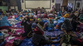 FOTO: Warga Lumajang Mengungsi Usai Gunung Semeru Erupsi