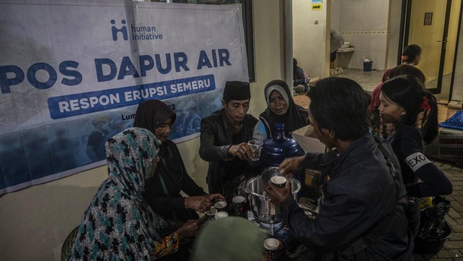 Kalaksa BPBD Jatim mengatakan pihaknya sejauh ini mencatat sebanyak 2.219 jiwa tersebar di pengungsian akibat erupsi Semeru disertai awan panas.
