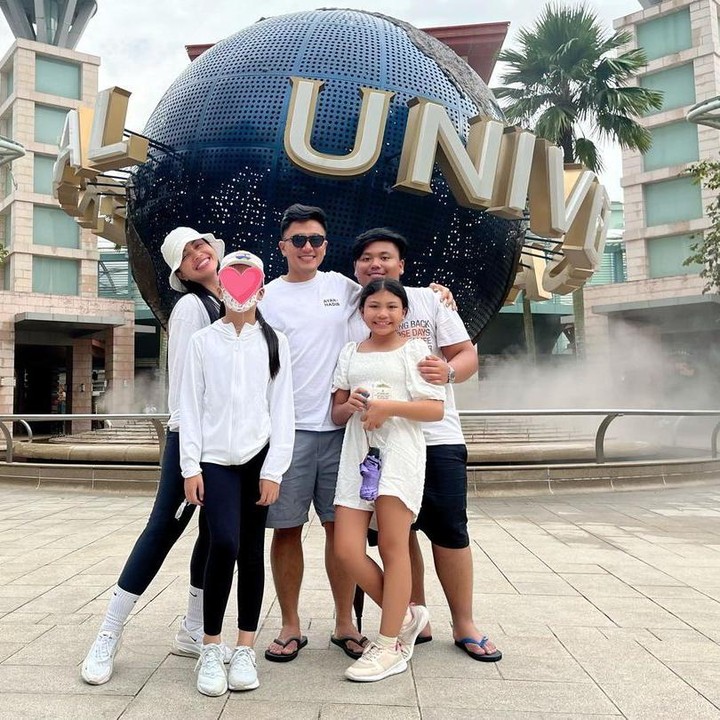 <p>Tak hanya itu, Denada juga menyempatkan diri untuk membawa Aisha berlibur ke Universal Studio di Singapura. Aisha pun senang karena bisa kembali berkumpul dengan para sepupunya. (Foto: Instagram: @denadaindonesia)</p>