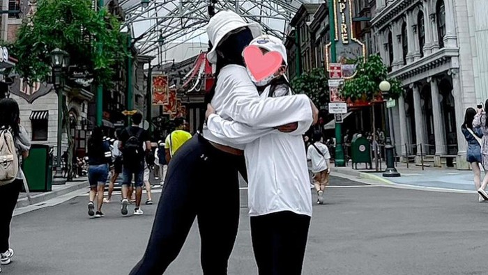 Potret Aisha Anak Denada di Universal Studio