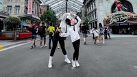 <p>Aisha pun kini sudah semakin besar ya, Bunda. Tingginya saja hampir menyamai sang Bunda. (Foto: Instagram: @denadaindonesia)</p>
