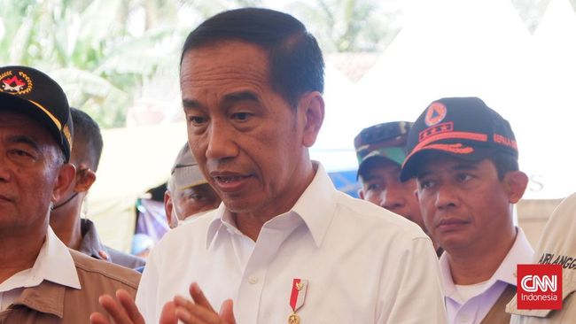 Jokowi mendatangi Desa Cijedil, Kecamatan Cugenang, Cianjur untuk menyerahkan program bantuan rumah relokasi bagi korban gempa.