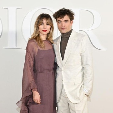 Robert Pattinson & Suki Waterhouse Perdana Tampil Bersama usai 4 Tahun Kencan