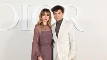 img-title Robert Pattinson & Suki Waterhouse Perdana Tampil Bersama usai 4 Tahun Kencan