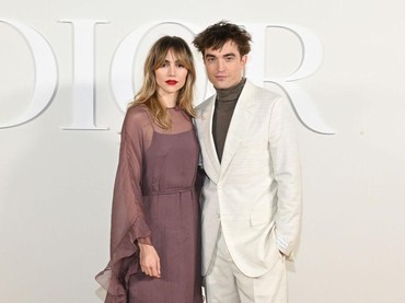 img-title Robert Pattinson & Suki Waterhouse Perdana Tampil Bersama usai 4 Tahun Kencan