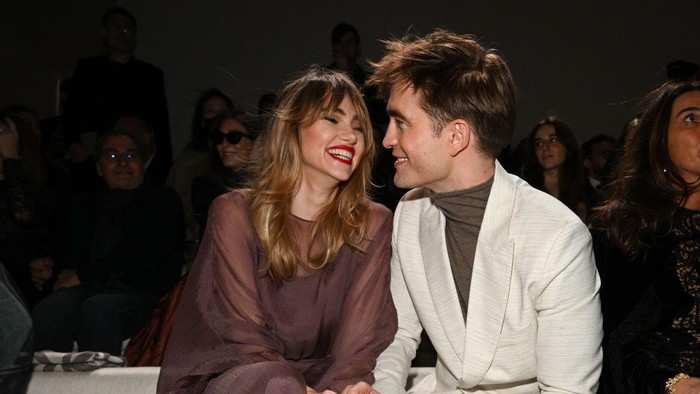 GIZA, EGYPT - DECEMBER 03: Suki Waterhouse and Robert Pattinson attend the Dior Fall 2023 Menswear Show on December 03, 2022 in Giza, Egypt. (Photo by Stephane Cardinale - Corbis/Corbis via Getty Images)