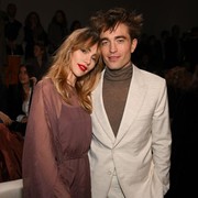 Gaya Pasangan Robert Pattinson dan Suki Waterhouse yang Terlihat Santai Namun Stylish!