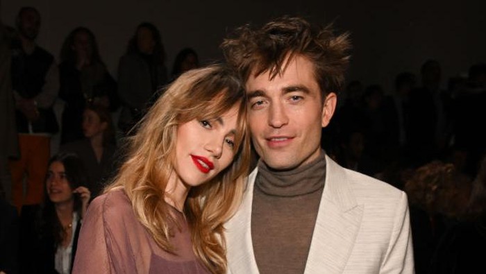 Gaya Pasangan Robert Pattinson dan Suki Waterhouse yang Terlihat Santai Namun Stylish!