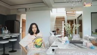 <p>Tidak hanya dapur saja yang menggunakan sentuhan marmer, meja makan keluarga yang satu ini juga menggunakannya. Namun, untuk meja makan, Jessica lebih memilih marmer putih. (Foto: YouTube Jessica iskandar)</p>
