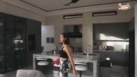 <p>Terlihat sangat minimalis, area dapur ibu dua anak ini didominasi warna abu-abu dan menggunakan sentuhan marmer abu-abu juga. (Foto: YouTube Jessica iskandar)</p>