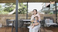 <p>Tepat di sebelah kolam renang, Jessica menyediakan tempat duduk yang rencananya akan digunakan untuk tempat sarapan. Rumah pasangan artis yang satu ini terlihat sangat sejuk dan nyaman sekali, ya, Bunda. (Foto: YouTube Jessica iskandar)</p>