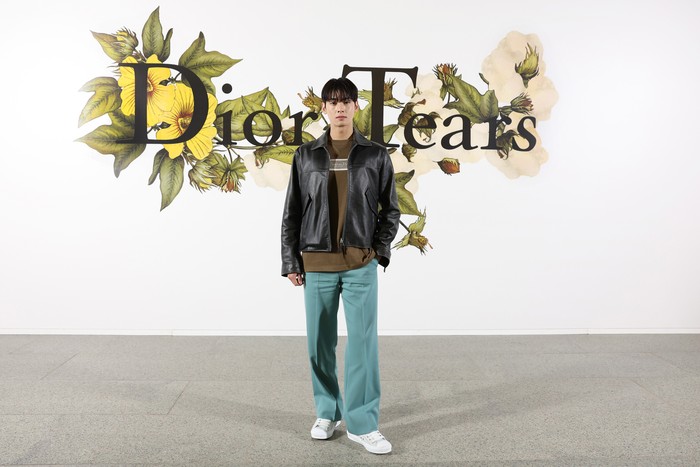 Cha Eun Woo bergaya kasual nan edgy memakai leather jacket dengan kaus dan jeans. Foto: Getty Images For Christian Dior/Pascal Le Segretain
