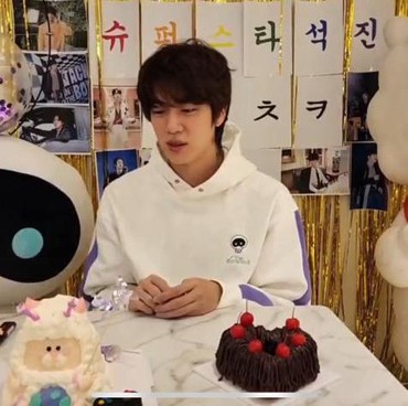 Sikap Tak Terduga Jin BTS Saat Live yang Bikin Fans Geleng-geleng