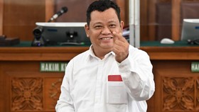 VIDEO: Momen Love Sign Finger Heart dari Kuat Ma'ruf di Ruang Sidang